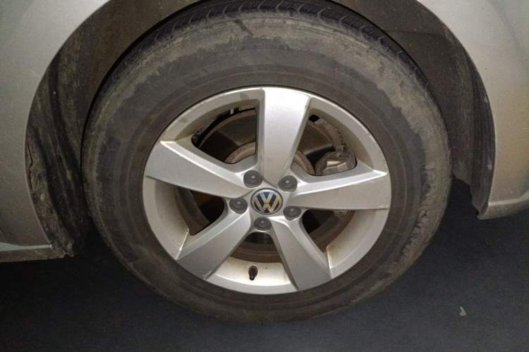 Used Volkswagen Lavida 2013 Revised Classic 1.6L Automatic Fashion Edition Right Front Wheel Hub