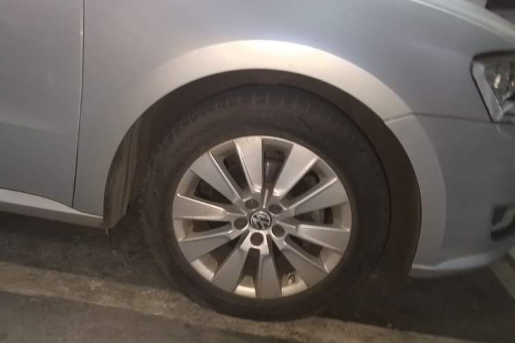 Used Volkswagen Lavida 2013 1.4TSI Manual Comfort Edition Right Front Wheel Hub