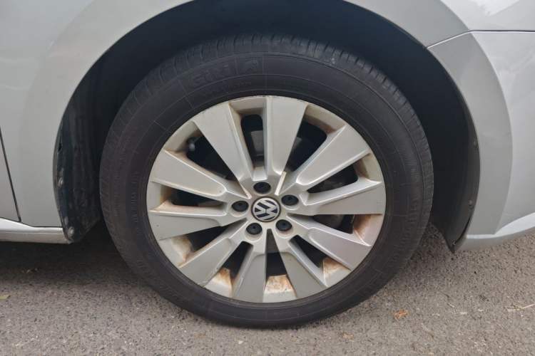 Used Volkswagen Lavida 2013 1.6L Automatic Comfort Edition Right Front Wheel Hub