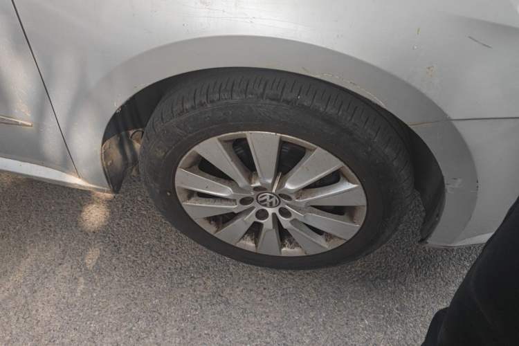 Used Volkswagen Lavida 2013 1.4TSI Manual Comfort Edition Right Front Wheel Hub