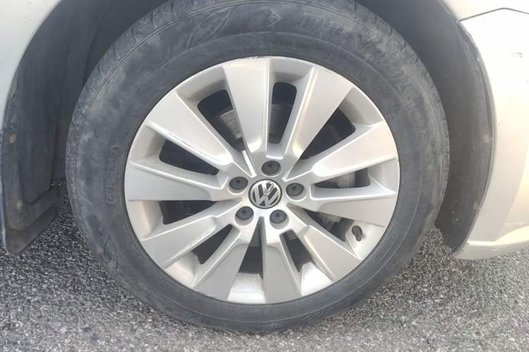 Used Volkswagen Lavida 2013 Revised Version 1.4 TSI DSG Comfort Edition Right Front Wheel Hub