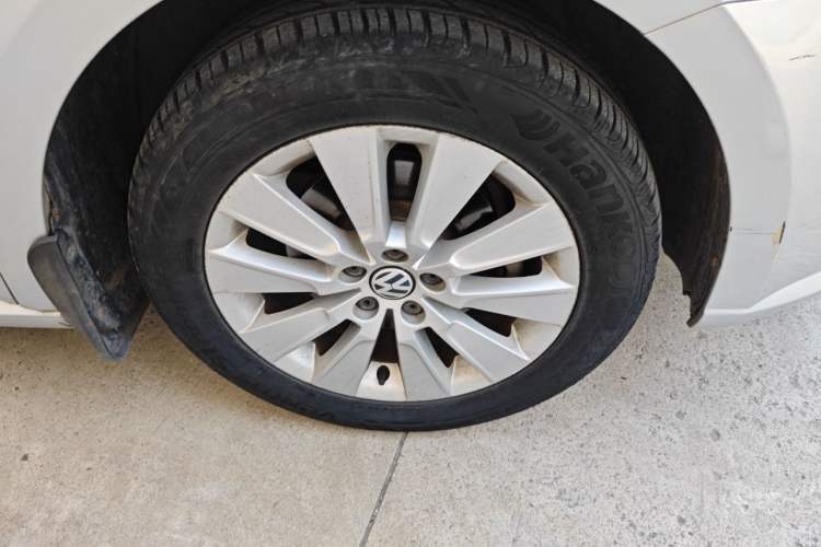 Used Volkswagen Lavida 2013 1.4TSI DSG Comfort Edition Right Front Wheel Hub