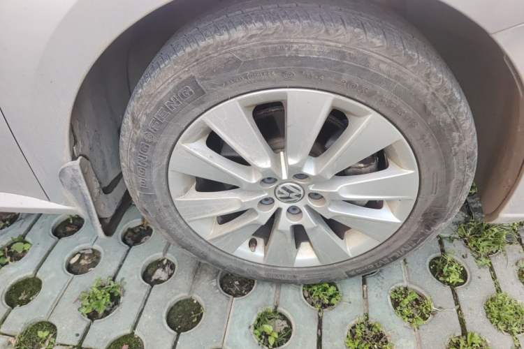 Used Volkswagen Lavida 2013 Restyled Classic 1.6L Automatic Comfort Edition Right Front Wheel Hub