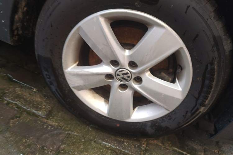 Used Volkswagen Lavida 2013 Classic 1.6L Automatic Fashion Edition Right Front Wheel Hub