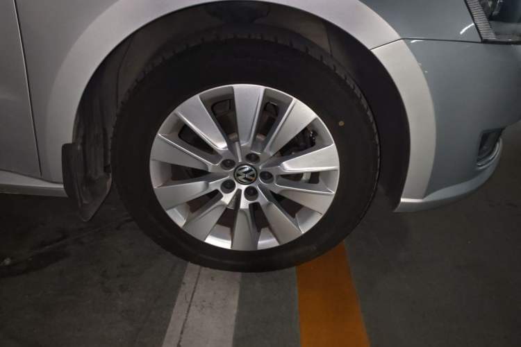 Used Volkswagen Lavida 2013 1.4TSI DSG Comfort Edition Right Front Wheel Hub