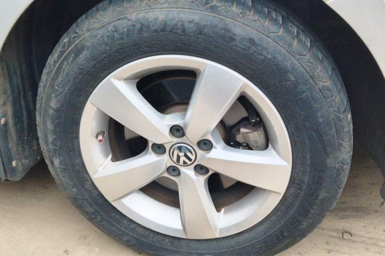 Used Volkswagen Lavida 2013 Revised Classic 1.6L Automatic Fashion Edition Right Front Wheel Hub