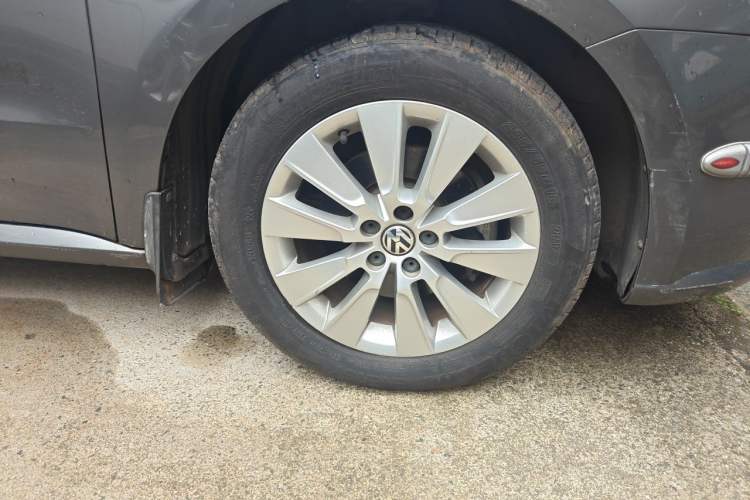 Used Volkswagen Lavida 2013 Restyled Classic 1.6L Manual Comfort Edition Right Front Wheel Hub