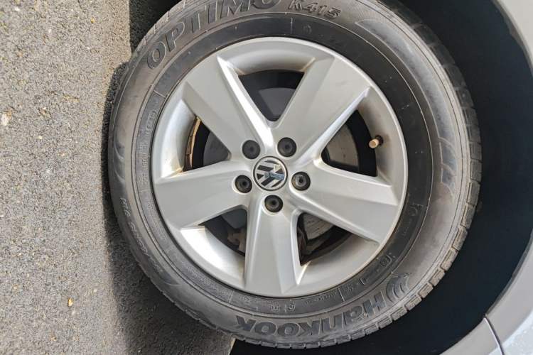 Used Volkswagen Lavida 2013 Classic 1.6L Manual Fashion Edition Right Front Wheel Hub