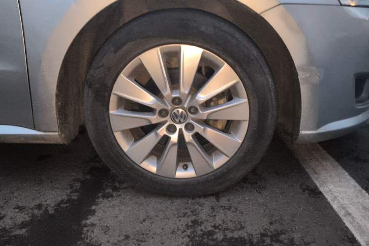 Used Volkswagen Lavida 2013 1.4TSI Manual Comfort Edition Right Front Wheel Hub