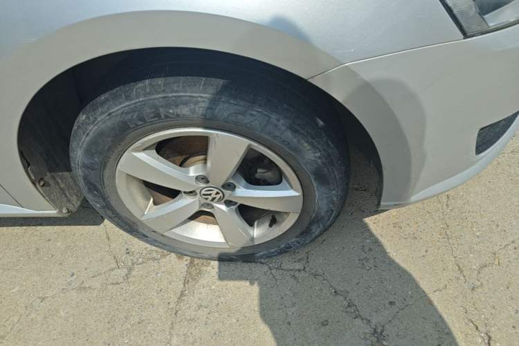 Used Volkswagen Lavida 2013 Revised Classic 1.6L Manual Fashion Edition Right Front Wheel Hub