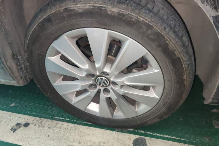 Used Volkswagen Lavida 2013 Restyled Classic 1.6L Automatic Comfort Edition Right Front Wheel Hub