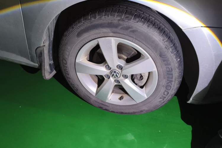 Used Volkswagen Lavida 2013 Revised Classic 1.6L Manual Fashion Edition Right Front Wheel Hub