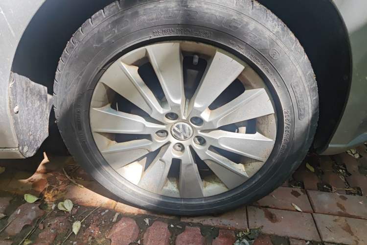 Used Volkswagen Lavida 2013 Restyled Classic 1.6L Automatic Comfort Edition Right Front Wheel Hub