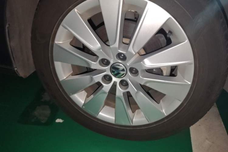 Used Volkswagen Lavida 2013 1.6L Automatic Comfort Edition Right Front Wheel Hub