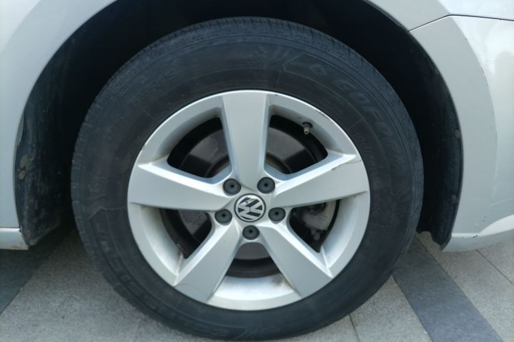 Used Volkswagen Lavida 2013 Revised Classic 1.6L Automatic Fashion Edition Right Front Wheel Hub