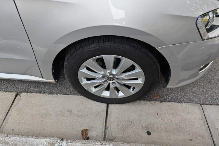 Used Volkswagen Lavida 2013 Revised Version 1.4 TSI Manual Comfort Edition Right Front Wheel Hub