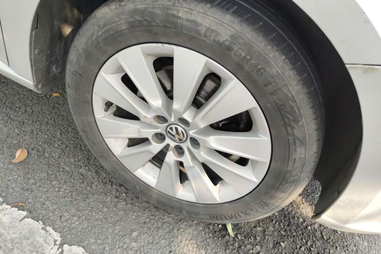Used Volkswagen Lavida 2013 Restyled Classic 1.6L Automatic Comfort Edition Right Front Wheel Hub