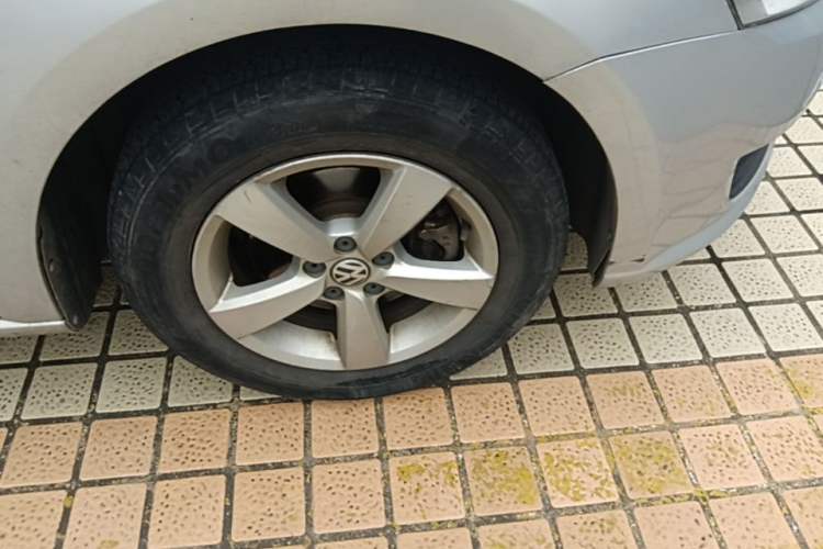 Used Volkswagen Lavida 2013 Revised Classic 1.6L Automatic Fashion Edition Right Front Wheel Hub