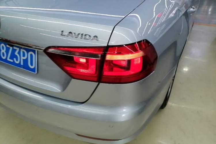 Used Volkswagen Lavida 2013 Revised Version 1.6L Automatic Luxury Edition Right Rear Taillight