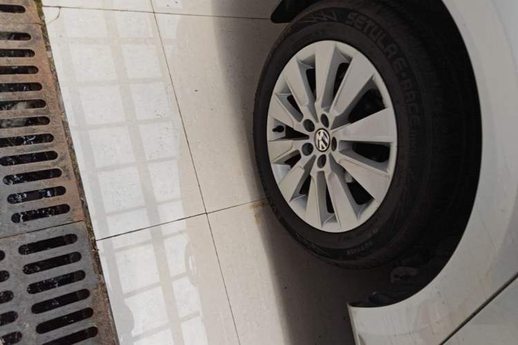 Used Volkswagen Lavida 2013 Revised Version 1.4 TSI DSG Comfort Edition Right Rear Wheel Hub