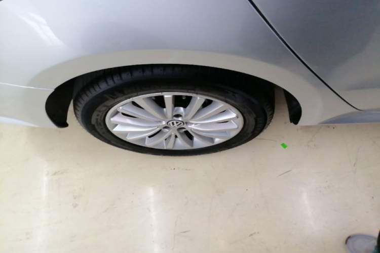 Used Volkswagen Lavida 2013 Revised Version 1.6L Automatic Luxury Edition Right Rear Wheel Hub