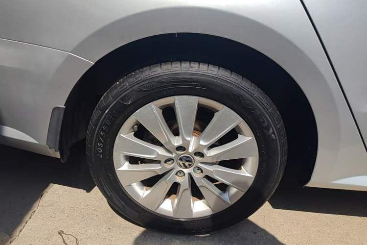 Used Volkswagen Lavida 2013 Restyled Classic 1.6L Manual Comfort Edition Right Rear Wheel Hub