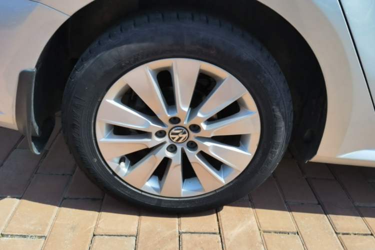 Used Volkswagen Lavida 2013 1.4TSI DSG Comfort Edition Right Rear Wheel Hub