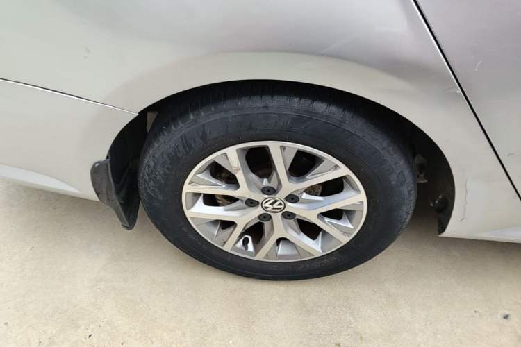 Used Volkswagen Lavida 2013 Revised Classic 1.6L Automatic Fashion Edition Right Rear Wheel Hub