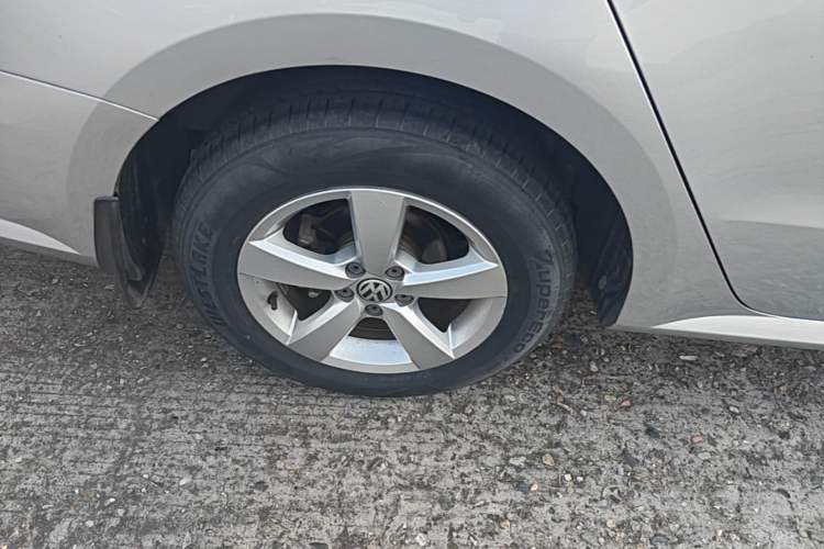 Used Volkswagen Lavida 2013 Revised Classic 1.6L Automatic Fashion Edition Right Rear Wheel Hub