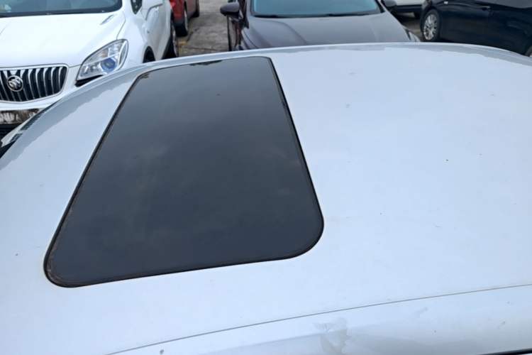 Used Volkswagen Lavida 2013 Restyled Classic 1.6L Manual Comfort Edition Roof