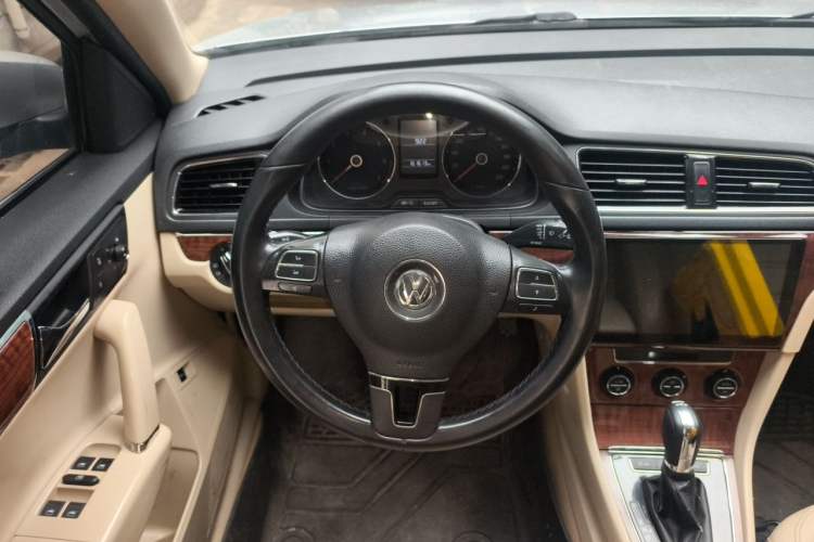 Used Volkswagen Lavida 2013 1.6L Automatic Luxury Edition Steering Wheel