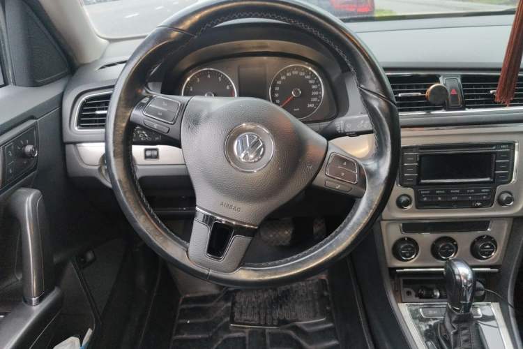 Used Volkswagen Lavida 2013 Revised Version 1.6L Automatic Luxury Edition Steering Wheel