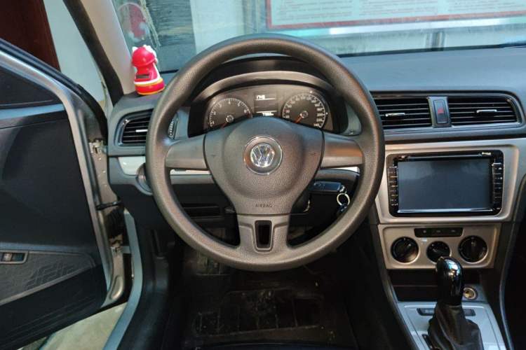 Used Volkswagen Lavida 2013 Revised Classic 1.6L Automatic Fashion Edition Steering Wheel