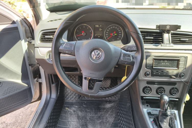 Used Volkswagen Lavida 2013 Revised Version 1.6L Automatic Luxury Edition Steering Wheel