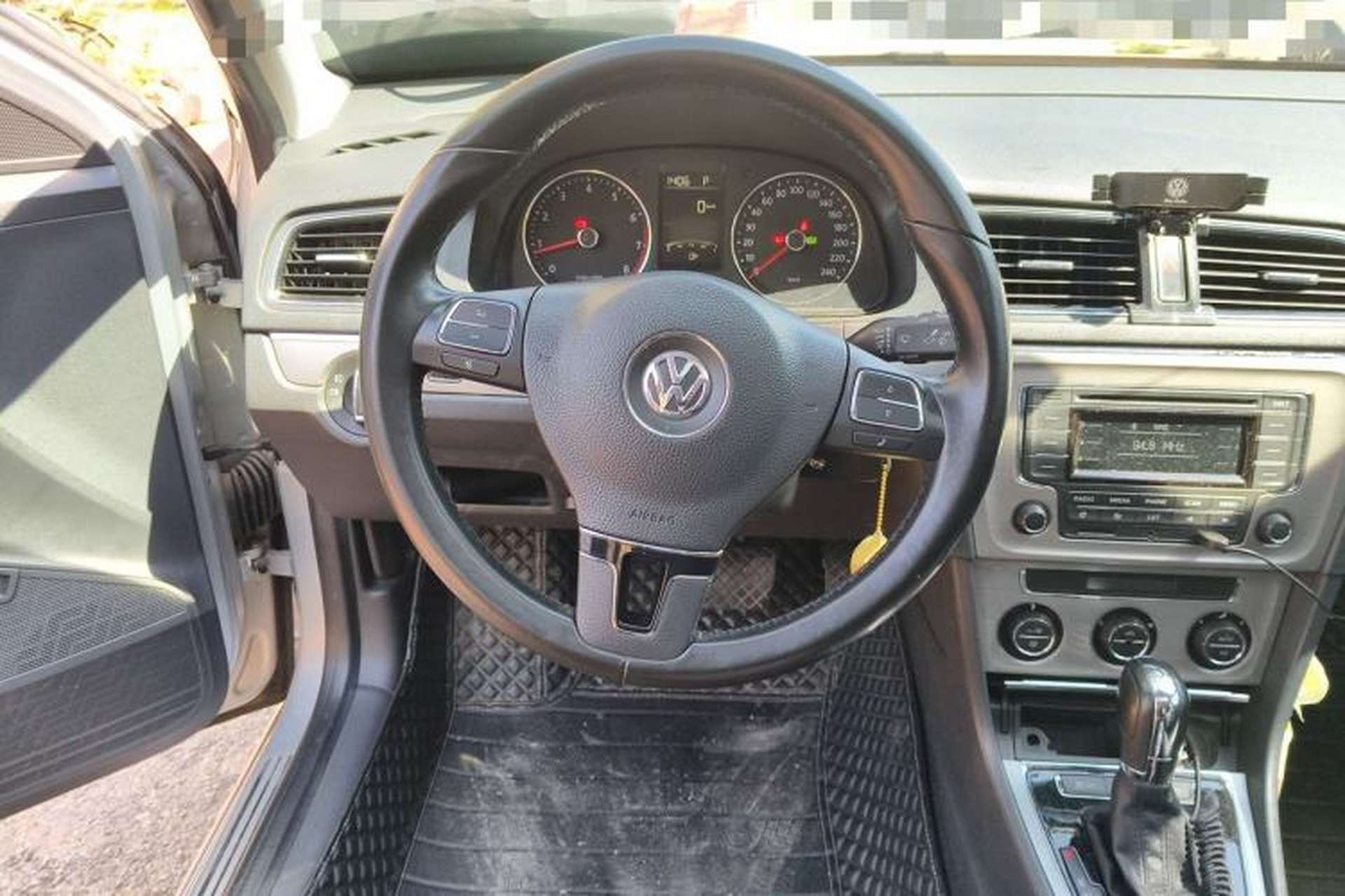 Used Volkswagen Lavida 2013 Revised Version 1.6L Automatic Luxury Edition Steering Wheel