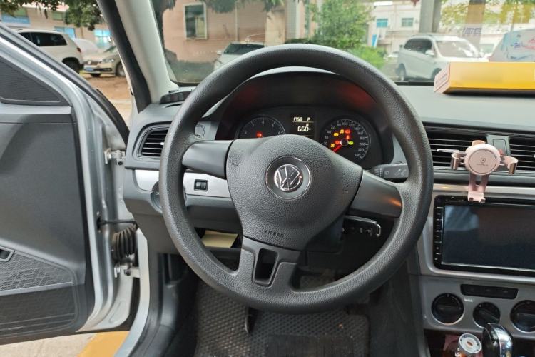 Used Volkswagen Lavida 2013 Revised Classic 1.6L Automatic Fashion Edition Steering Wheel