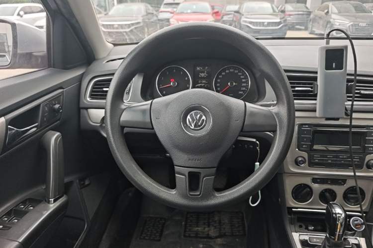 Used Volkswagen Lavida 2013 1.6L Automatic Comfort Edition Steering Wheel