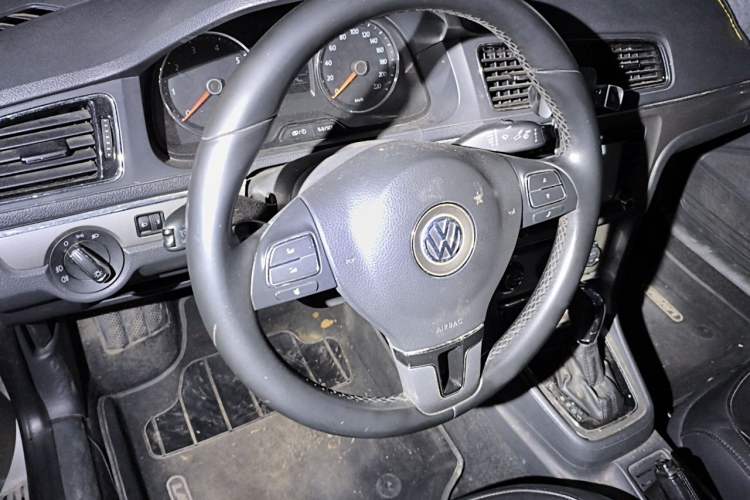 Used Volkswagen Lavida 2013 1.6L Automatic Luxury Edition Steering Wheel
