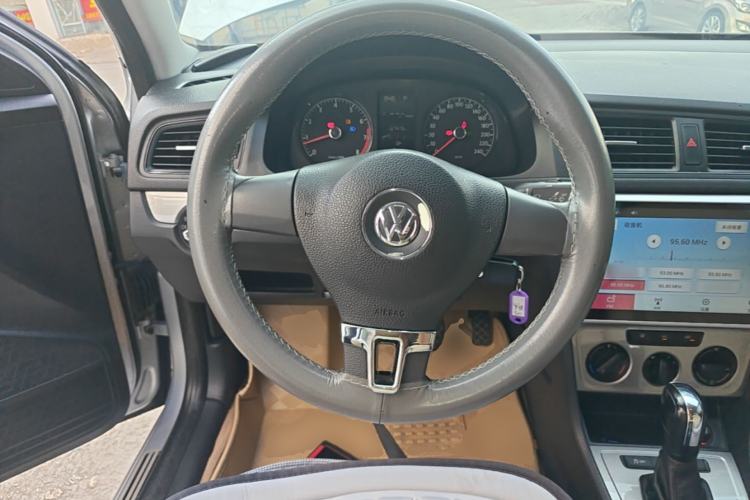 Used Volkswagen Lavida 2013 Revised Classic 1.6L Automatic Fashion Edition Steering Wheel