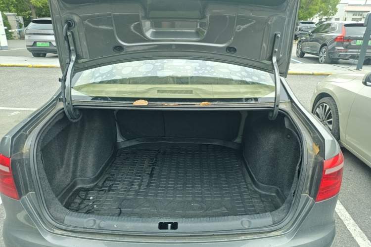 Used Volkswagen Lavida 2013 1.6L Manual Comfort Edition Trunk