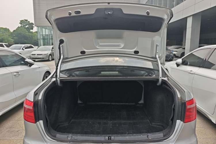 Used Volkswagen Lavida 2013 1.6L Automatic Comfort Edition Trunk