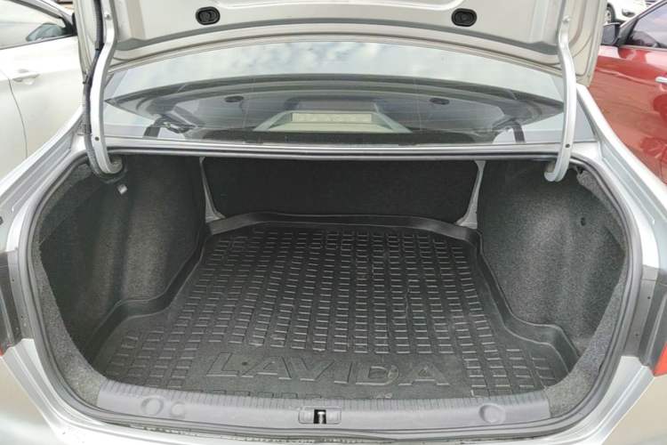 Used Volkswagen Lavida 2013 Revised Classic 1.6L Automatic Fashion Edition Trunk