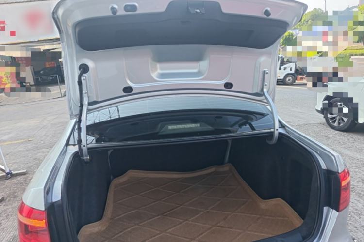 Used Volkswagen Lavida 2013 Revised Classic 1.6L Automatic Fashion Edition Trunk