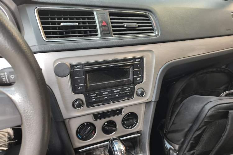 Used Volkswagen Lavida 2013 Restyled Classic 1.6L Automatic Comfort Edition Audio And AC Panel