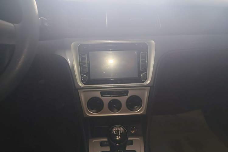 Used Volkswagen Lavida 2013 Revised Classic 1.6L Manual Fashion Edition Audio And AC Panel