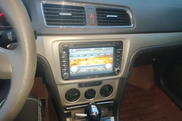 Used Volkswagen Lavida 2013 1.6L Automatic Comfort Edition Audio And AC Panel