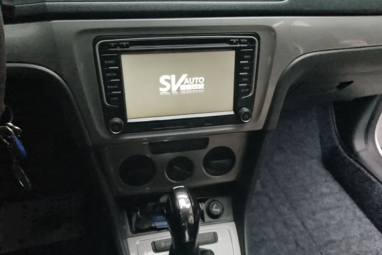Used Volkswagen Lavida 2013 Revised Classic 1.6L Automatic Fashion Edition Audio And AC Panel
