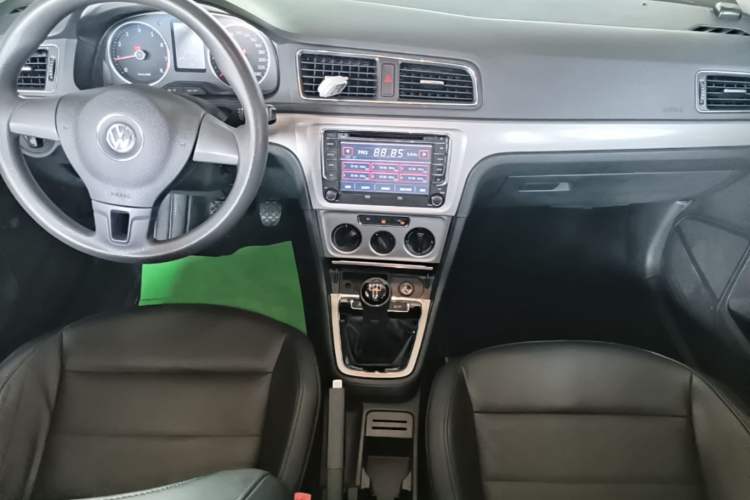 Used Volkswagen Lavida 2013 Restyled Classic 1.6L Manual Comfort Edition Audio And AC Panel