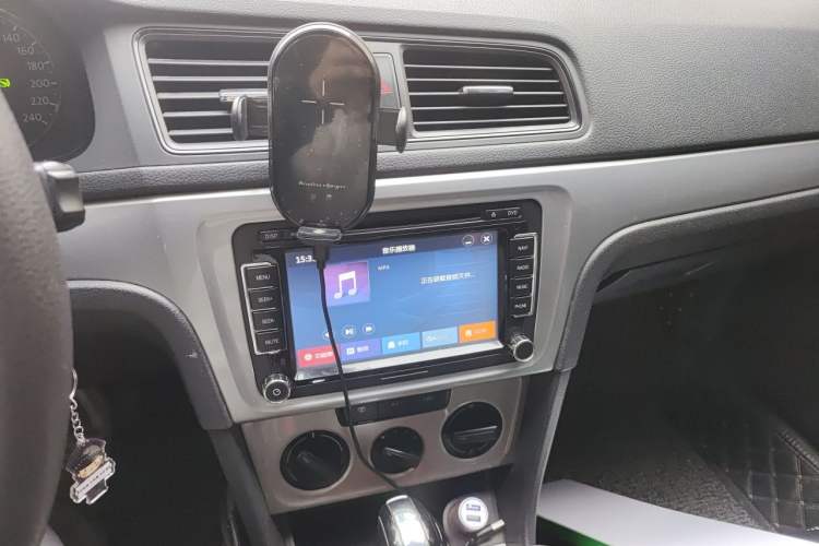 Used Volkswagen Lavida 2013 Revised Classic 1.6L Automatic Fashion Edition Audio And AC Panel