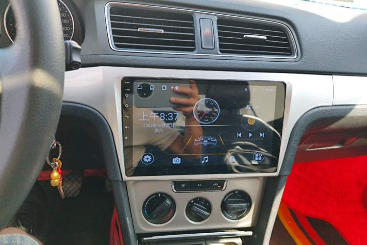 Used Volkswagen Lavida 2013 Restyled Classic 1.6L Manual Comfort Edition Audio And AC Panel